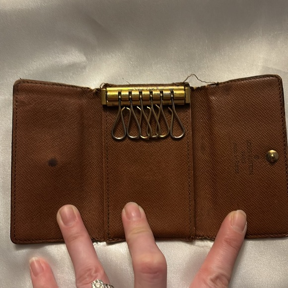 Authentic pre loved Louis Vuitton 6 ring keyholder with card slot - Picture 4 of 9